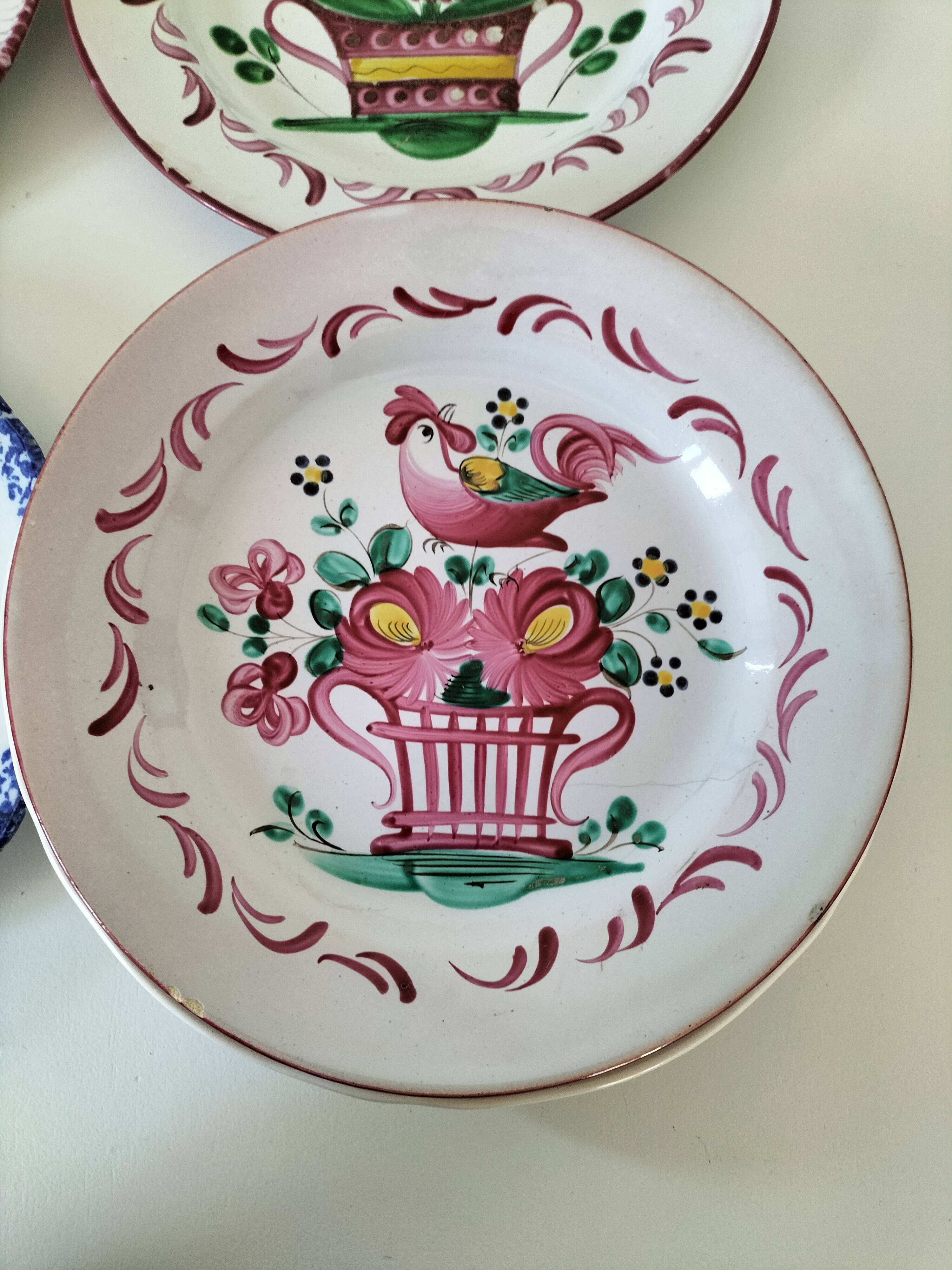 Rooster plates & baskets, earthenware in the spirit of a French bistro.