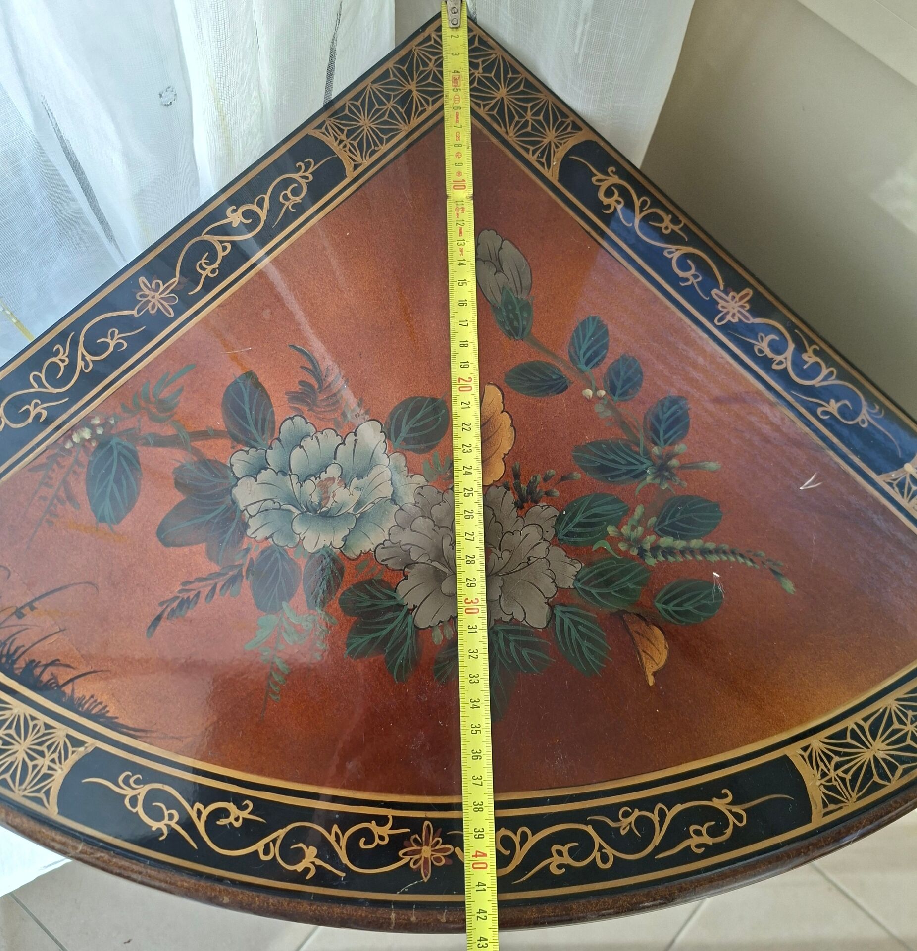 Meuble d'angle en bois laqué et peint à la main —  style asiatique