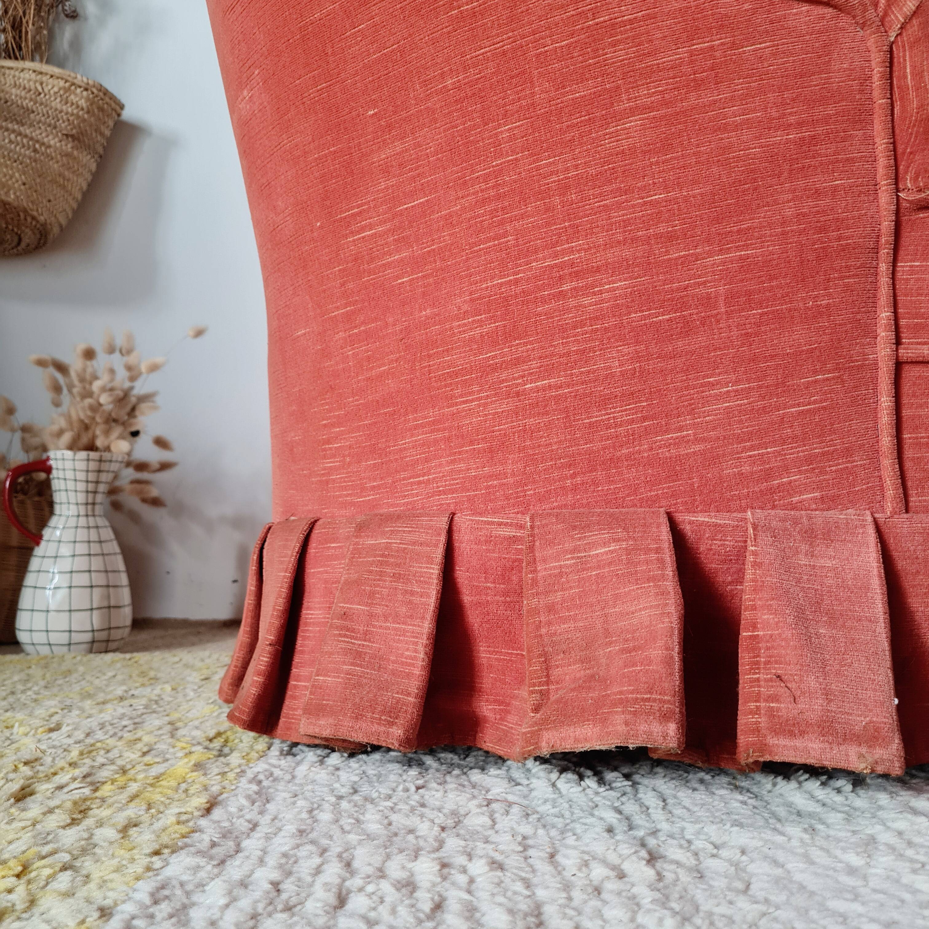 Fauteuil crapaud en velours rouge - jupe