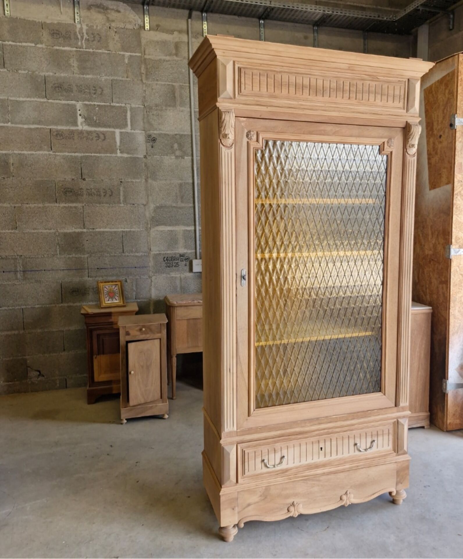 Vitrine ancienne néo-Louis XVI aérogommée