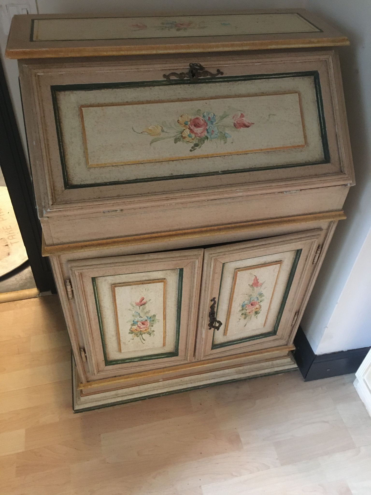 Secrétaire en pin, bois peint à motifs de fleurs