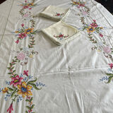 Embroidered table linen set