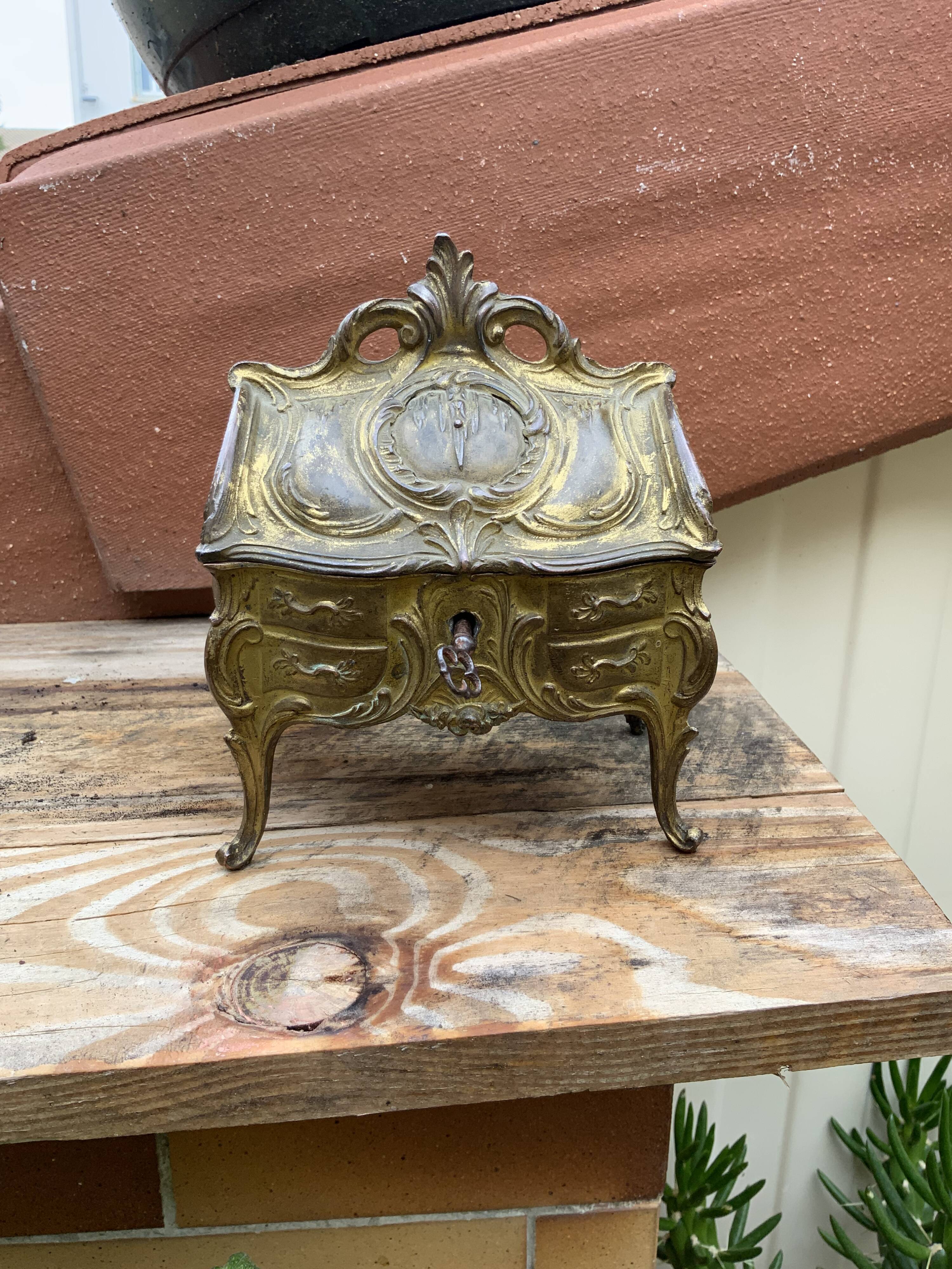 Boîte à bijoux ancienne en bronze doré avec sa clef forme commode galbée