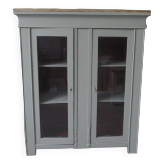 Vintage display cabinet sublimated in verdigris, 2 glass doors, 2 shelves, wooden top.