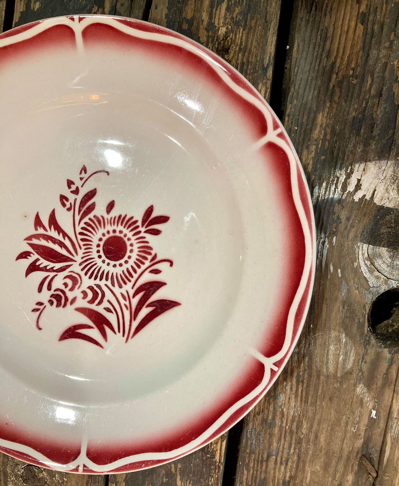 Digoin Sarreguemine red plate