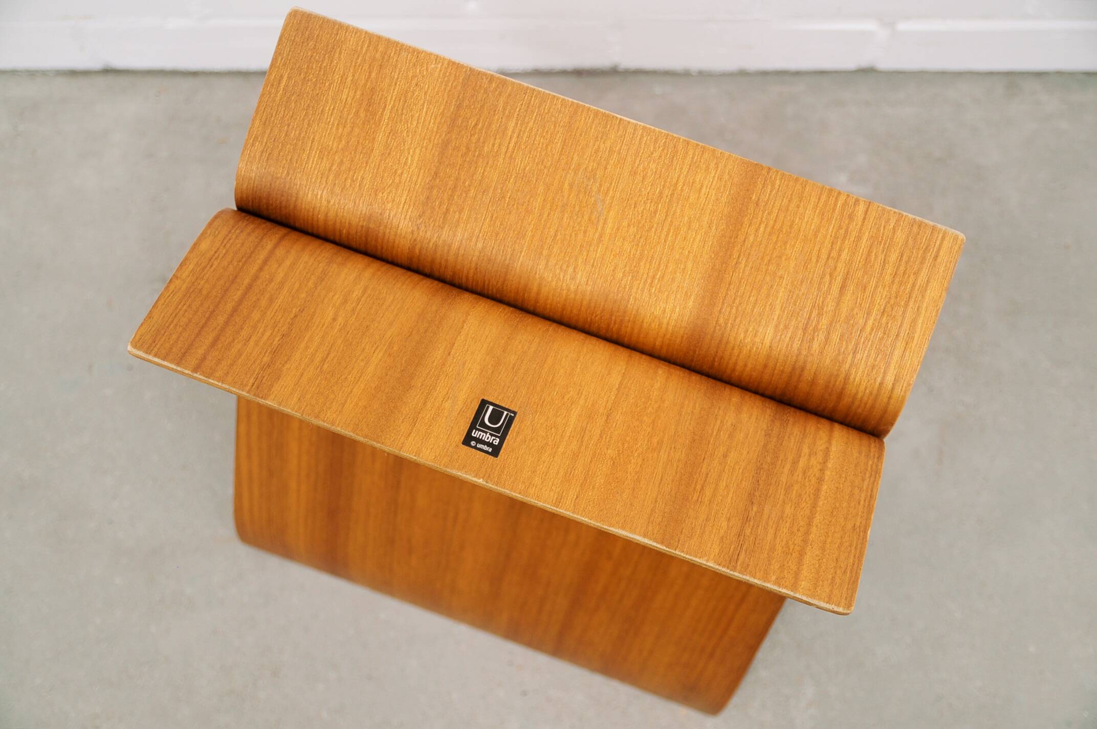 Porte-revues vintage en bois umbra