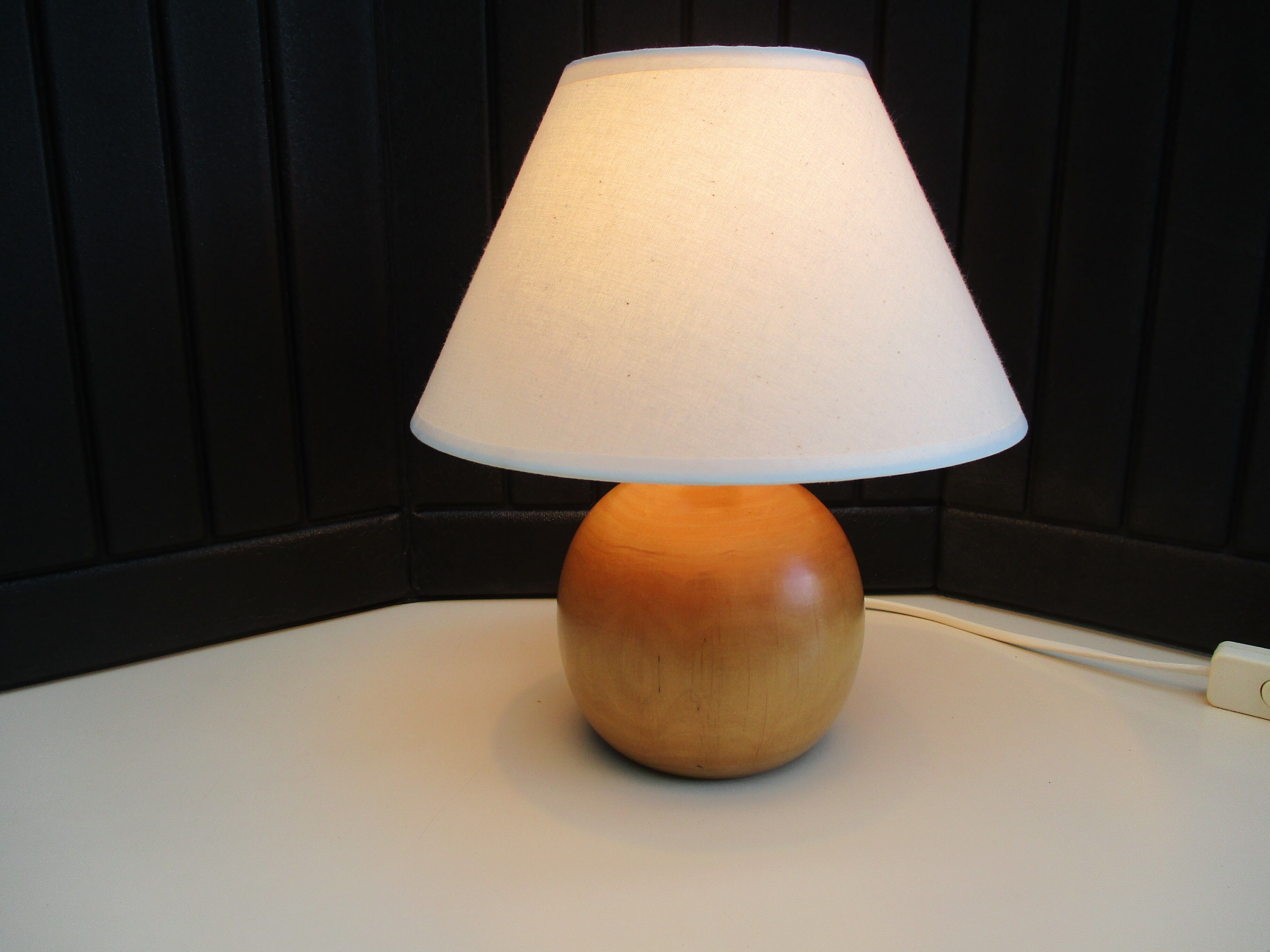 Lampe de table pied boule en bois