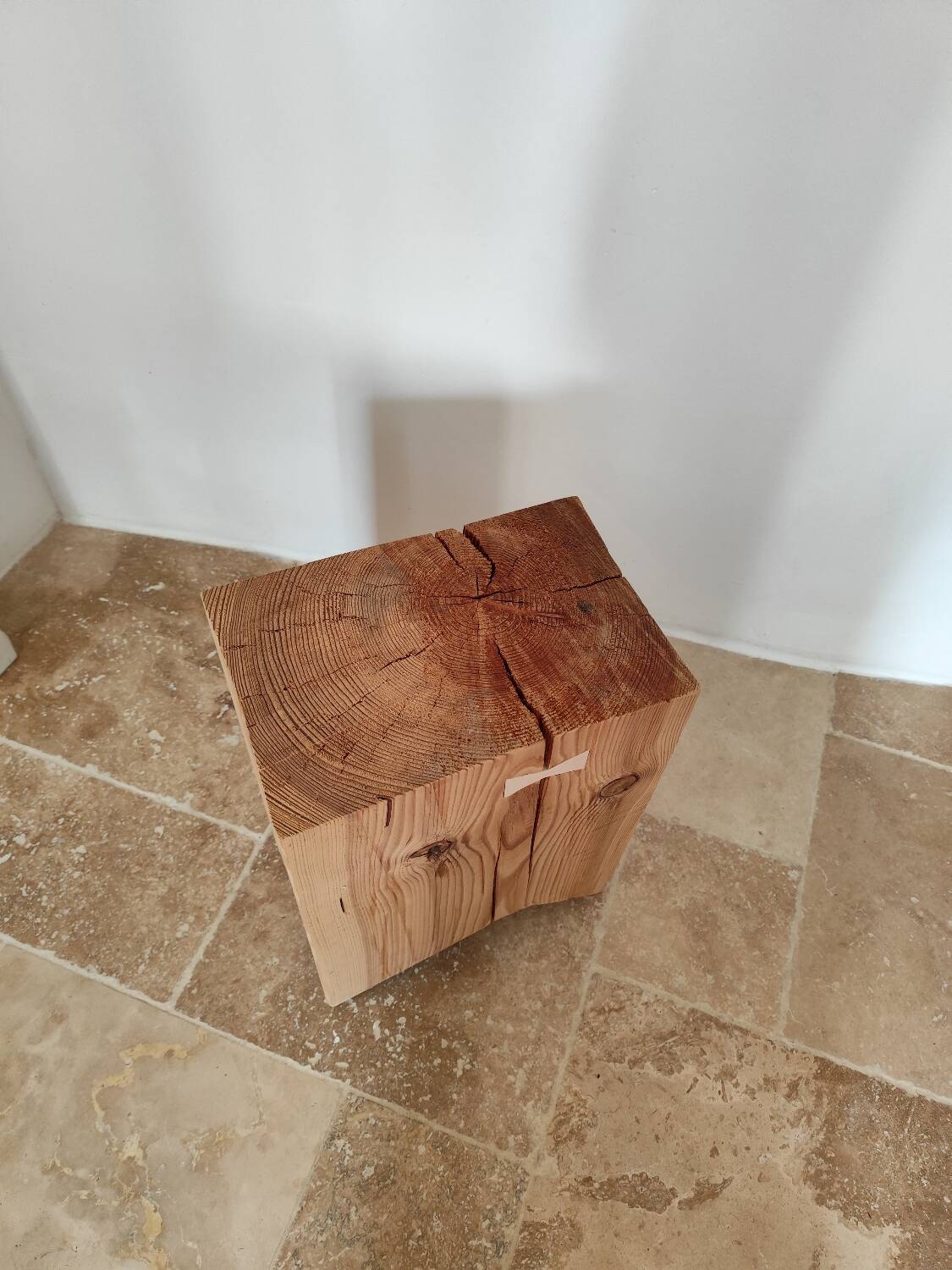 Tabouret brutaliste en mélèze