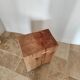 Tabouret brutaliste en mélèze