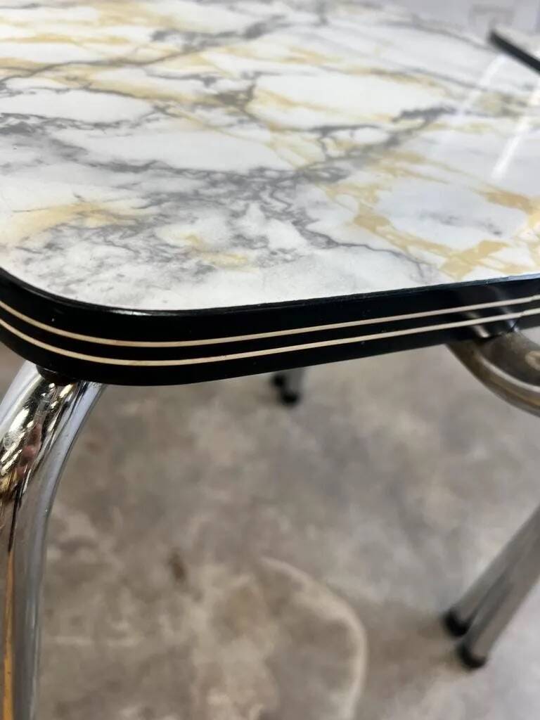 Suite de 4 chaises vintage en formica avec structure chromée