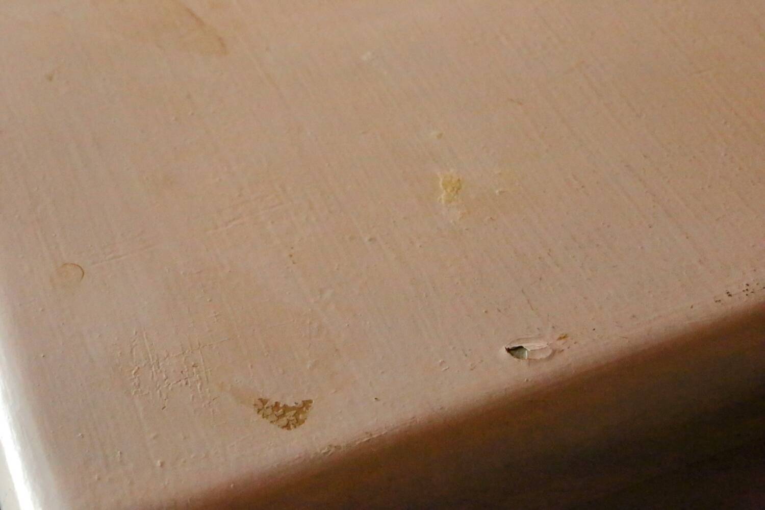 Pretty little white wooden piece of furniture