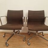 Paire de fauteuils Eames EA 117