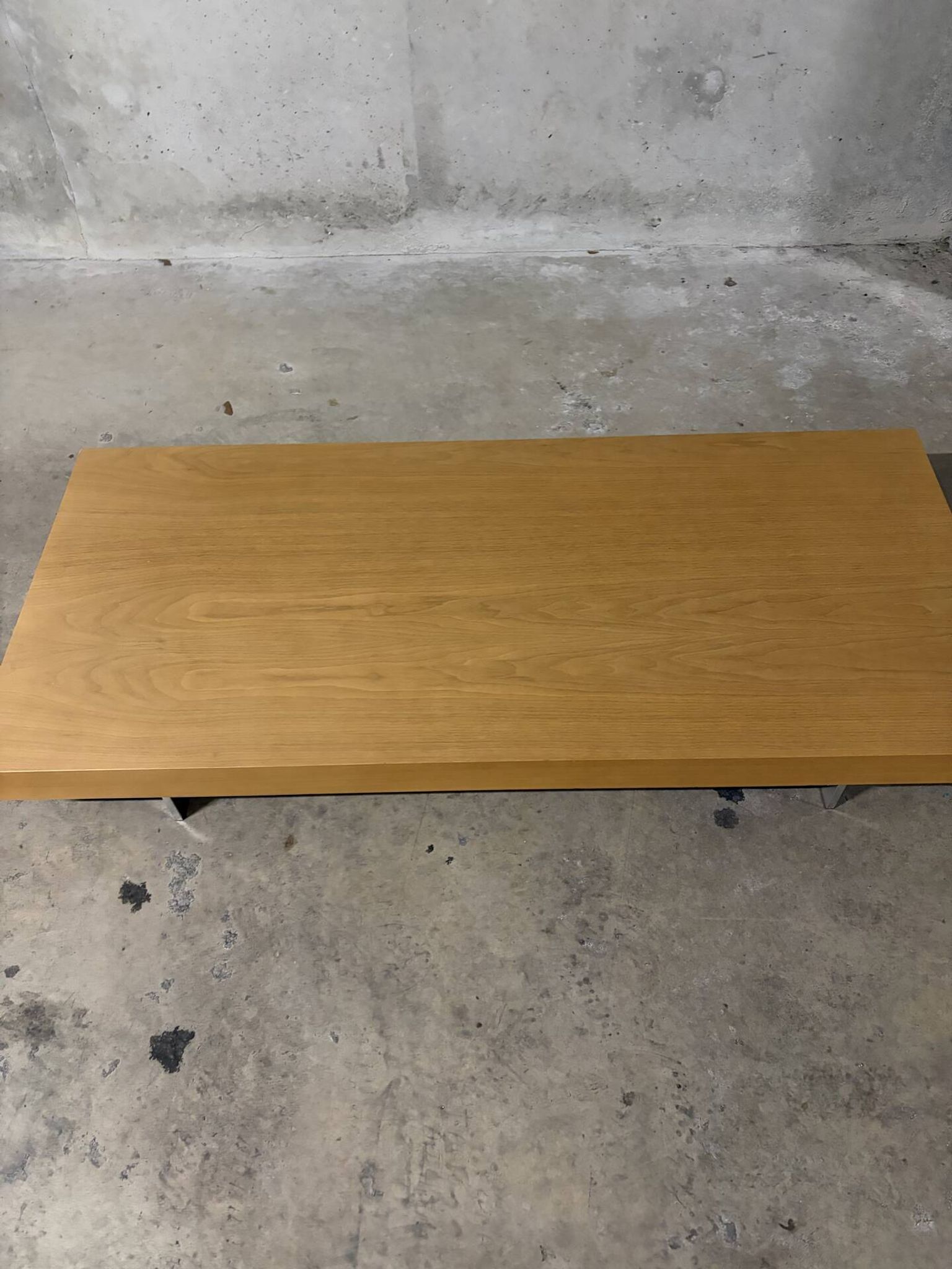 Set of 2 design coffee tables by Molteni&C, light wood and grey lacquered.