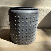 Cache-pot vintage en tôle émaillée perforée, 1950