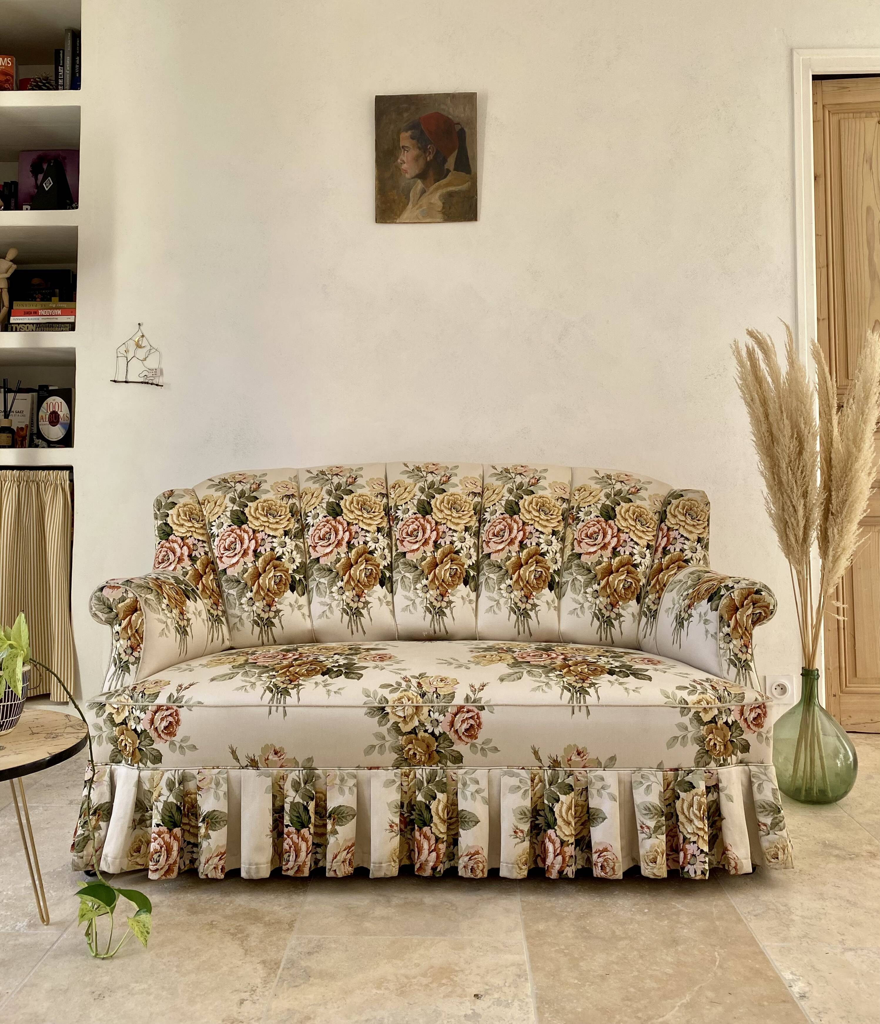 Napoleon III floral toad sofa with boudoir spirit and sliced backrest.
