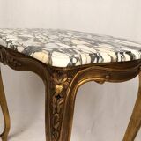 Petite table de style Louis XV en bois doré et plateau de marbre