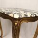 Petite table de style Louis XV en bois doré et plateau de marbre