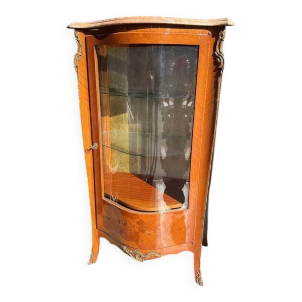 Vitrine style Louis XV en marqueterie et bronze, laiton