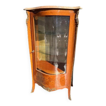 Vitrine style Louis XV en marqueterie et bronze, laiton