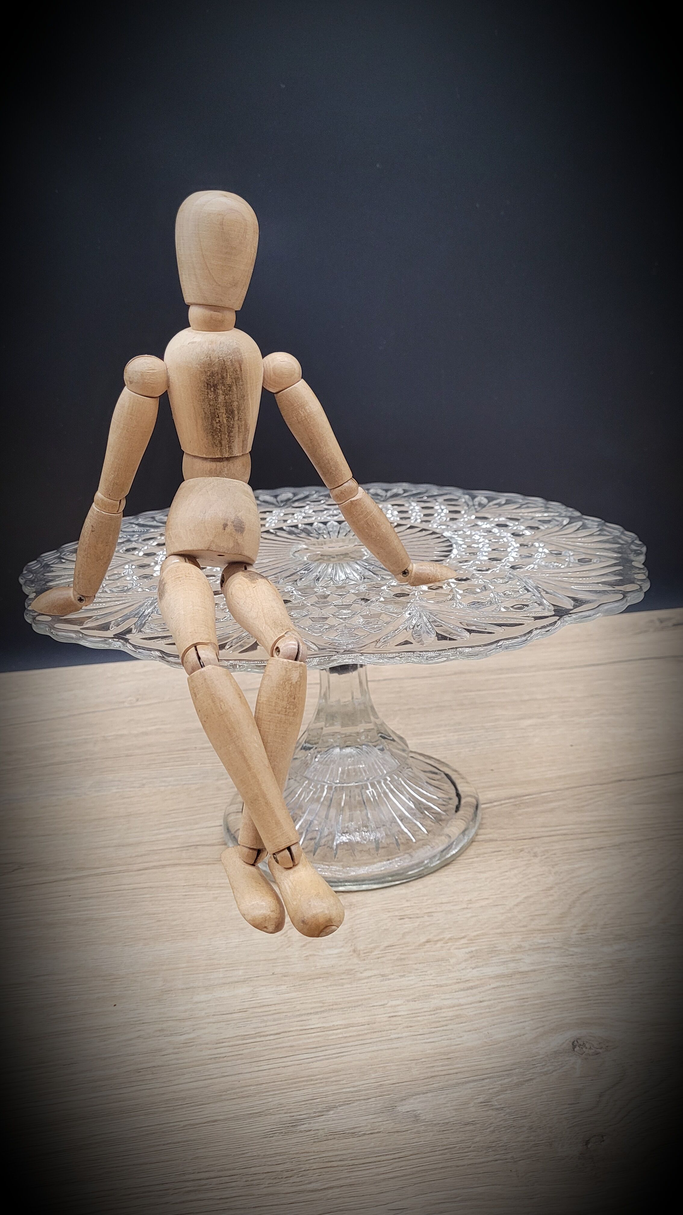 Pie dish or cake on foot transparent molded glass
