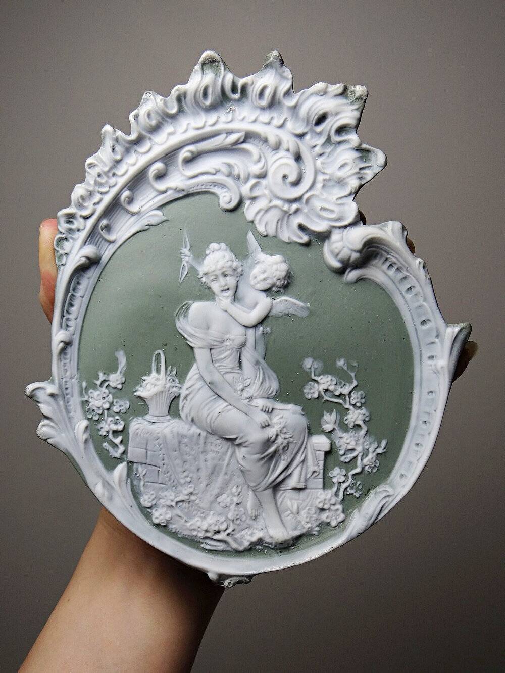 Médaillon mural rococo ancien en biscuit bichrome Jasperware