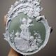 Médaillon mural rococo ancien en biscuit bichrome Jasperware