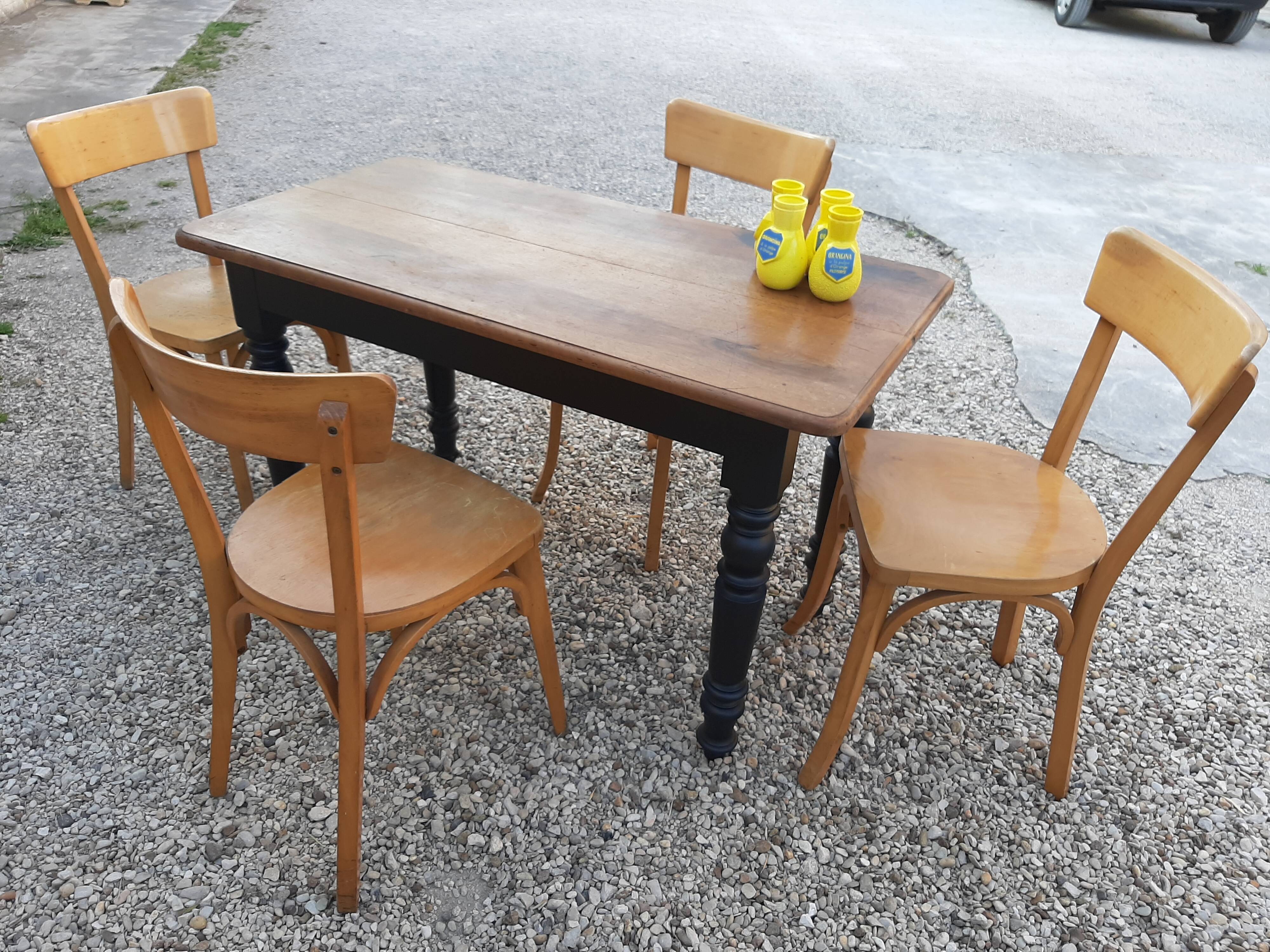 Black pie bistro table