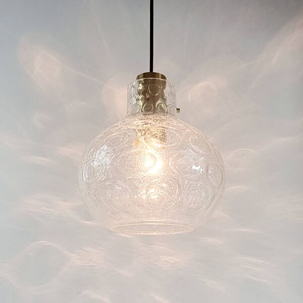 Lustre/plafonnier en verre bulle et laiton de milieu de siècle par Helena Tynell pour Limburg, Allemagne, années 1960.