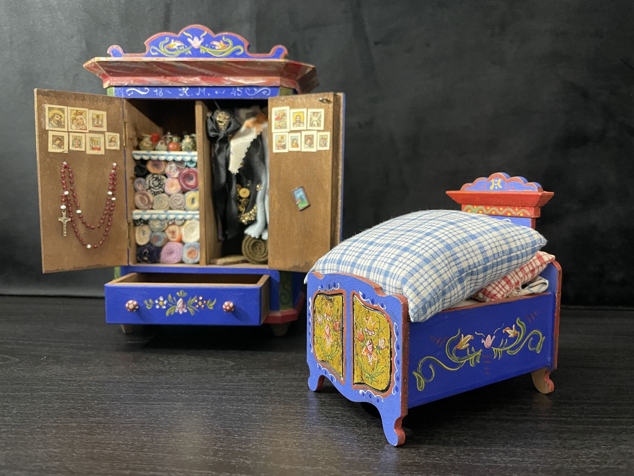 Ensemble garde-robe et lit miniatures tyroliens