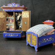 Ensemble garde-robe et lit miniatures tyroliens