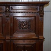 Armoire hollandaise sculptée à la main années 1940