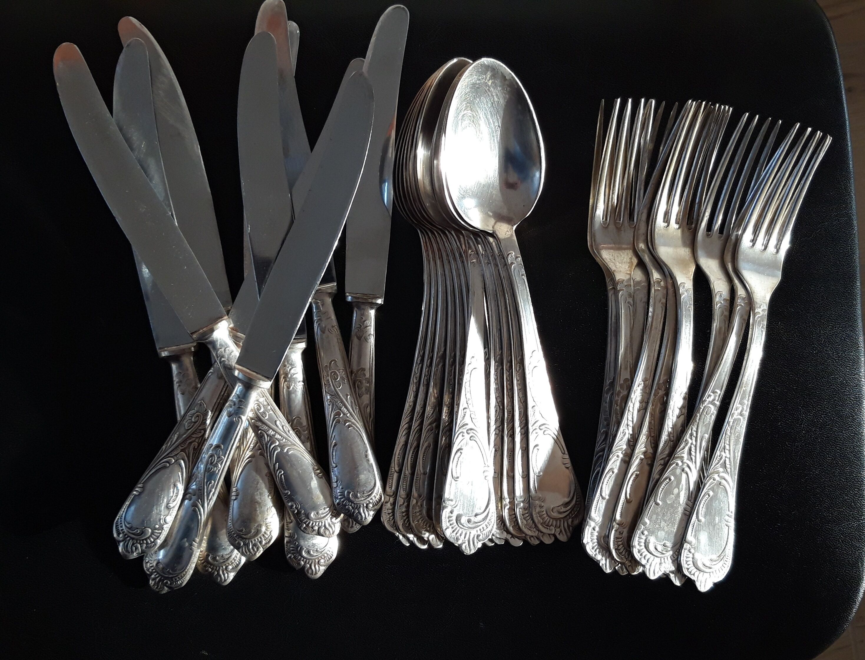 Set of silvered metal cutlery 1/1000th