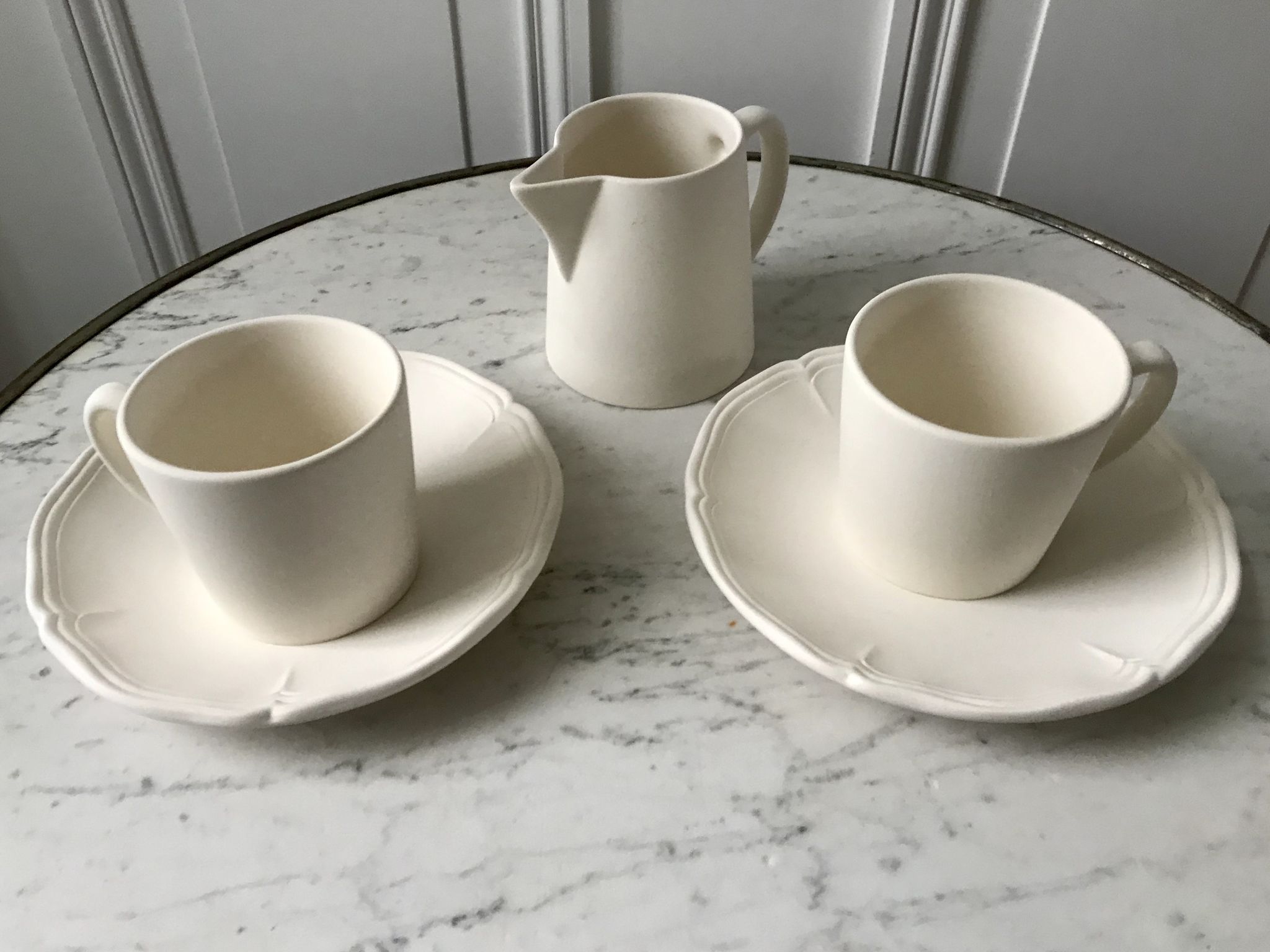 Duo de tasses à café et un sucrier longchamp en biscuit années 80