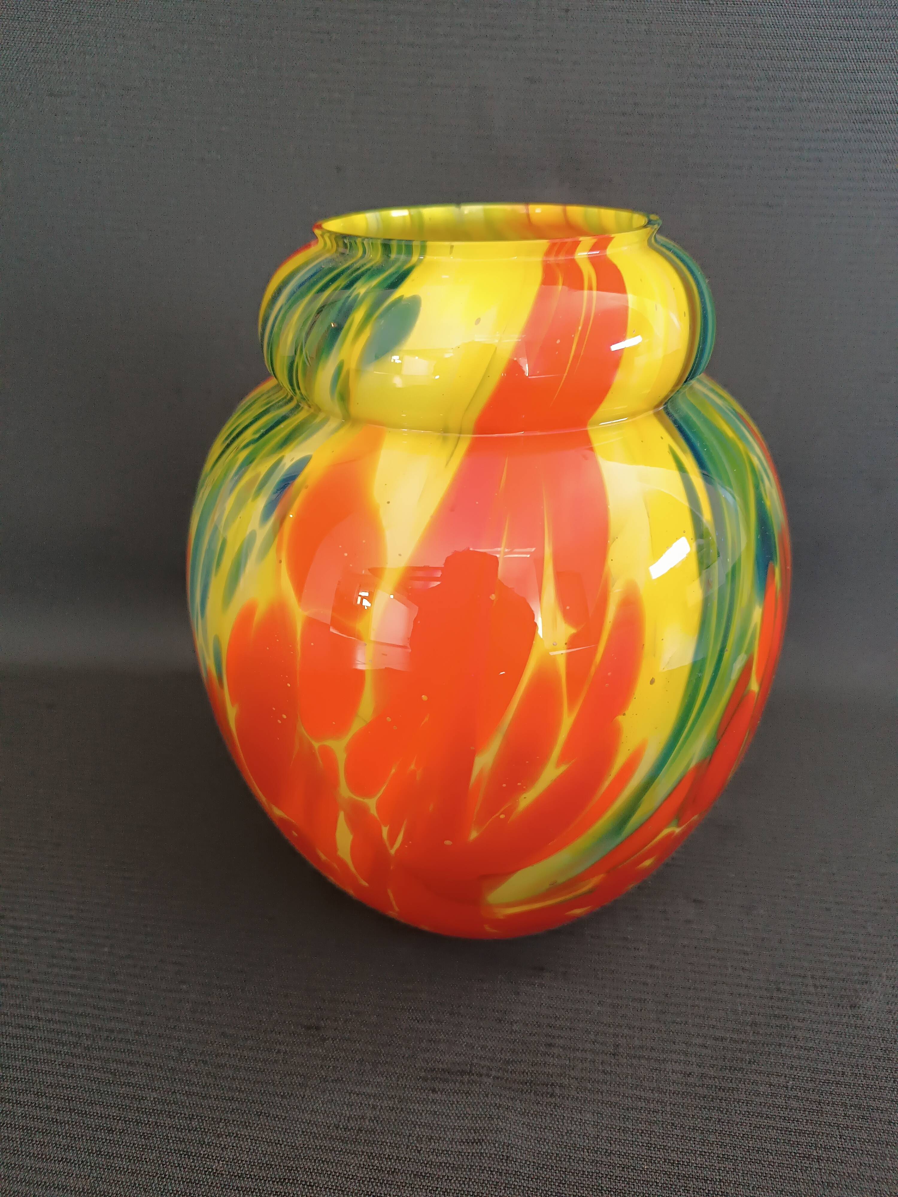 Vase art déco en verre multicouches.