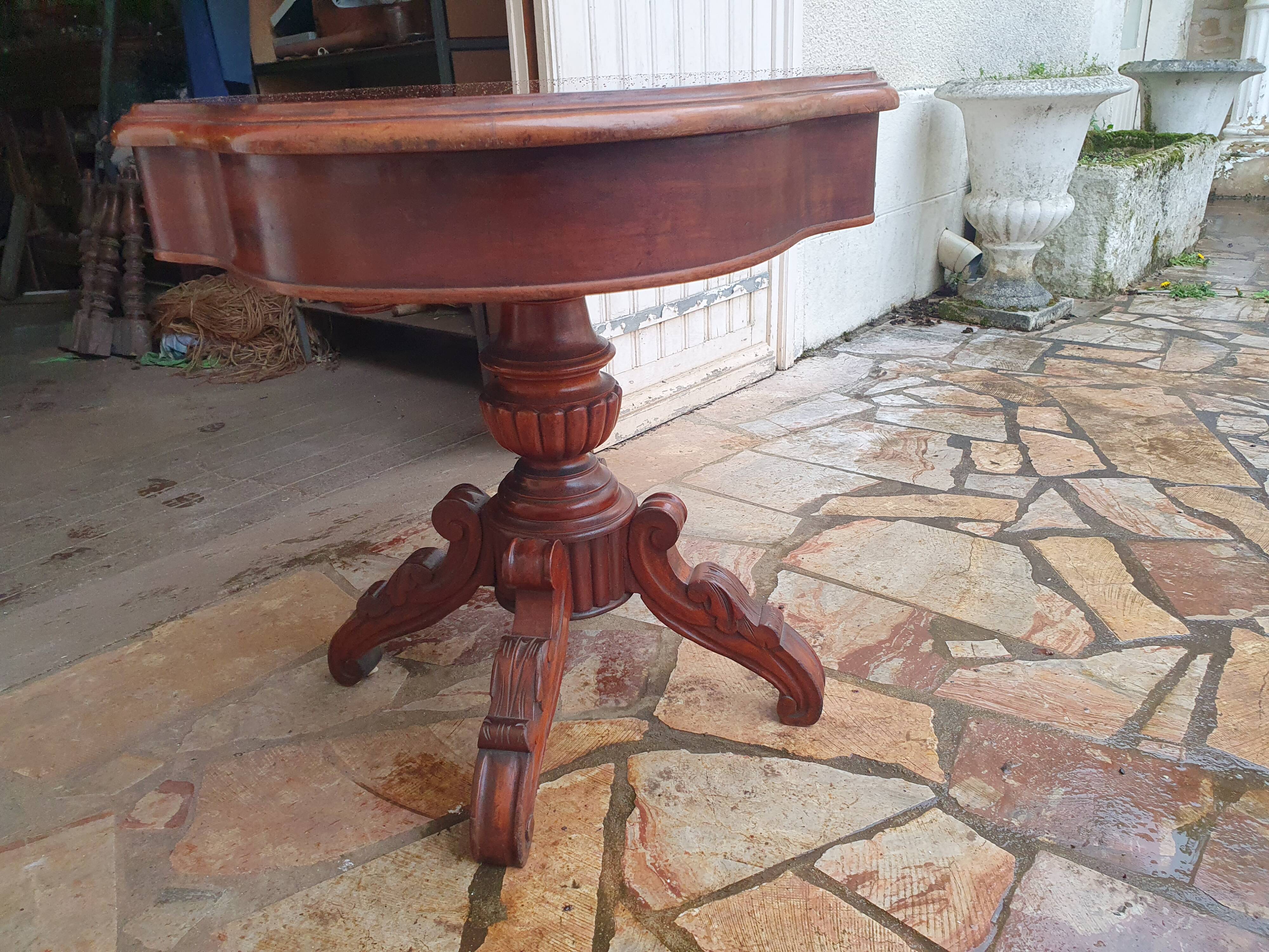 Mahogany violin pedestal table, 19th century
