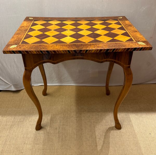 Table d'appoint baroque avec plateau en marqueterie représentant un échiquier, vers 1720