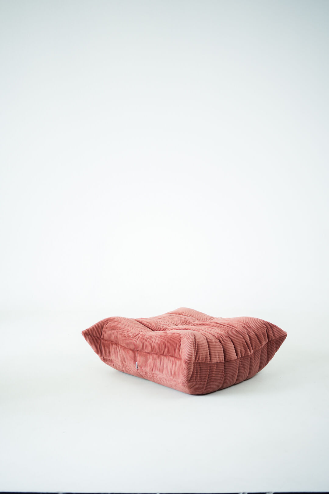 Ensemble de chaise et pouf Togo en velours côtelé framboise