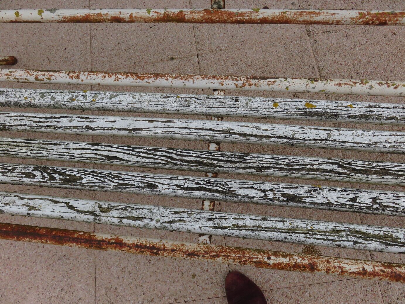 Folding garden bench