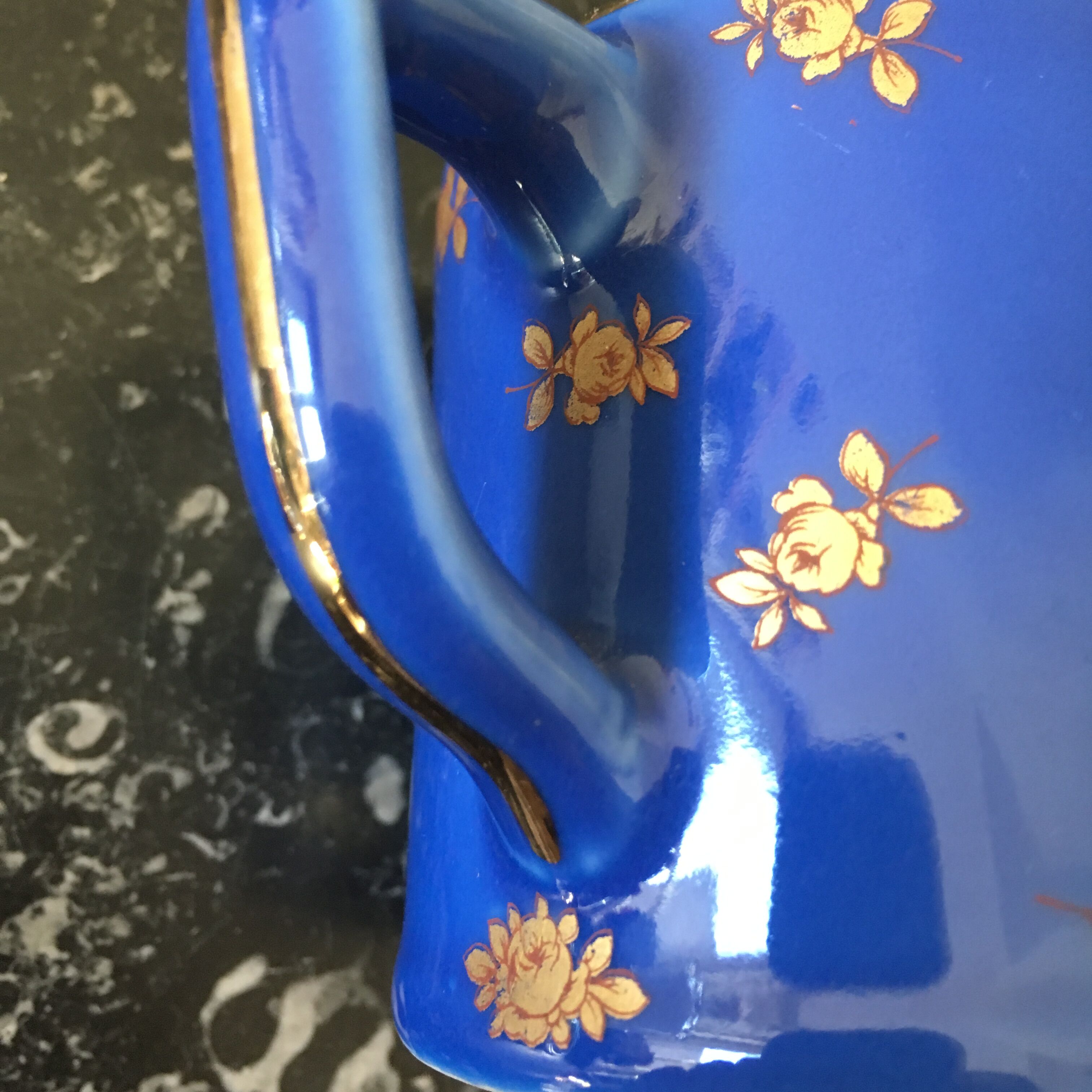 Teapot porcelain