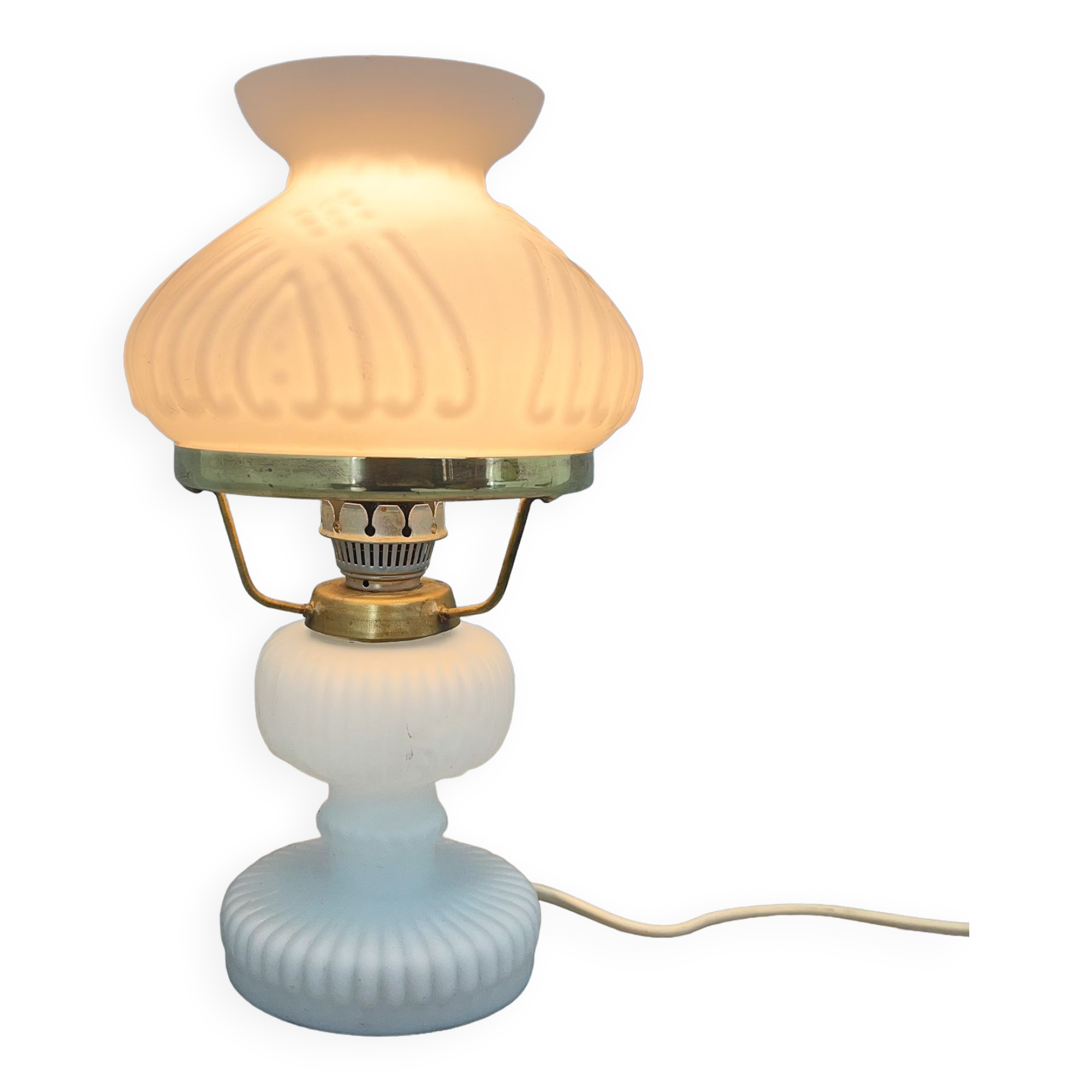Lampe de table vintage en verre opalin et laiton