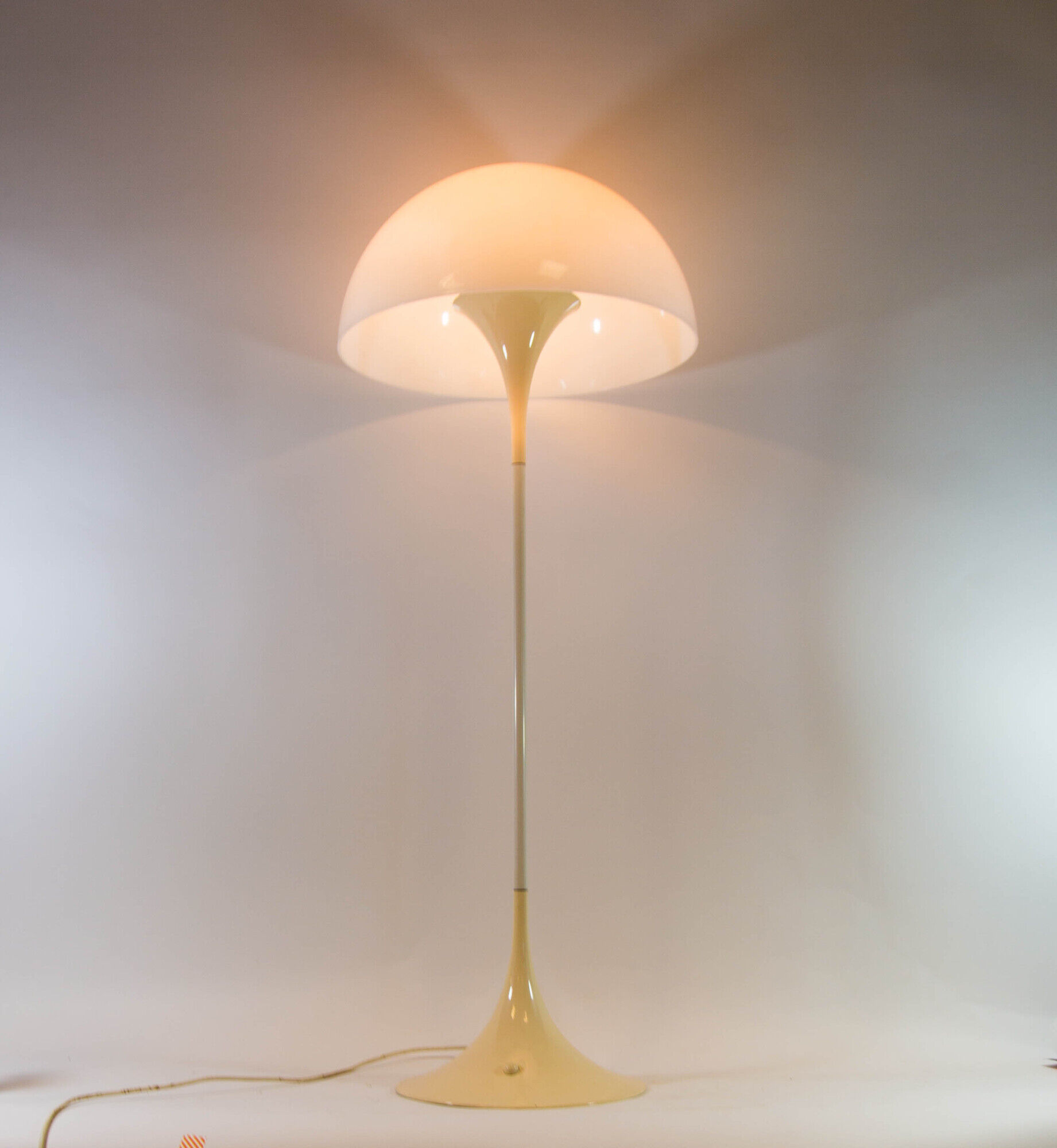Panthella floor lamp - Design by Verner Panton for Louis Poulsen