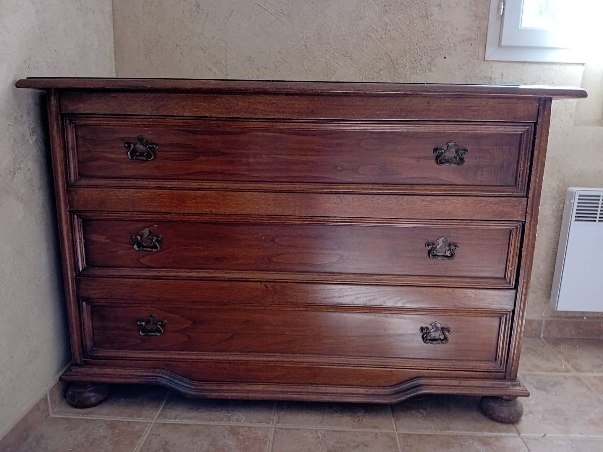 Provençal-style chest of drawers