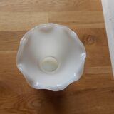 Vase en opaline blanche motif fleuri
