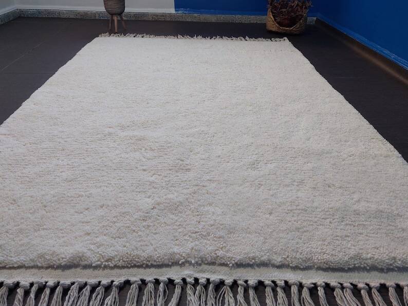 Traditional handmade pure white wool rug size 1.5/2.5 m.
