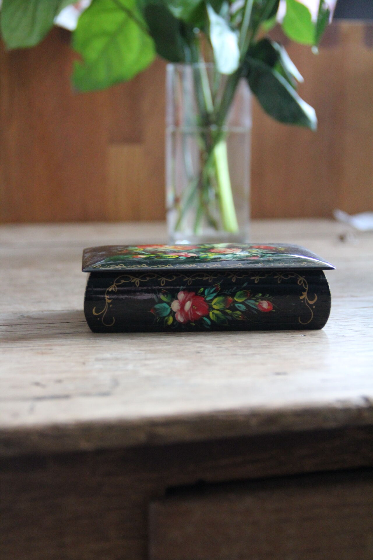 Coffret en bois laqué fleuri