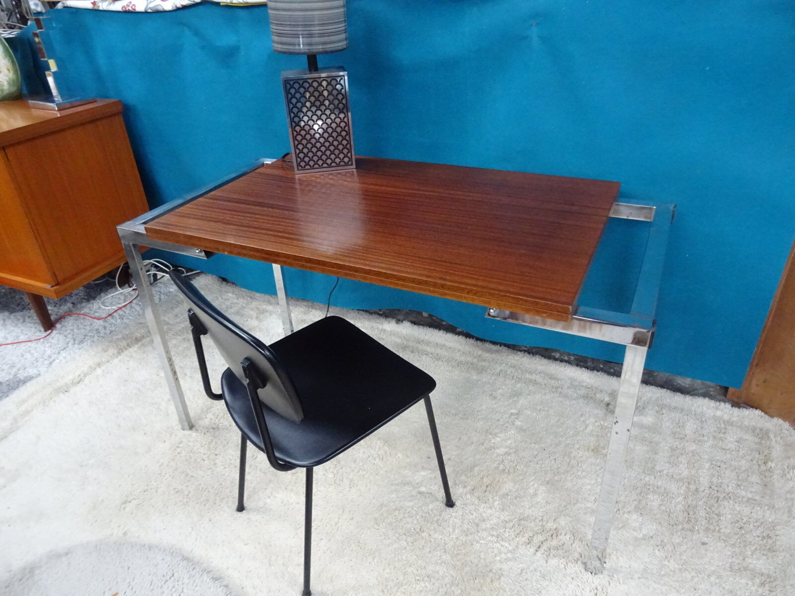 Extendable rise and fall table