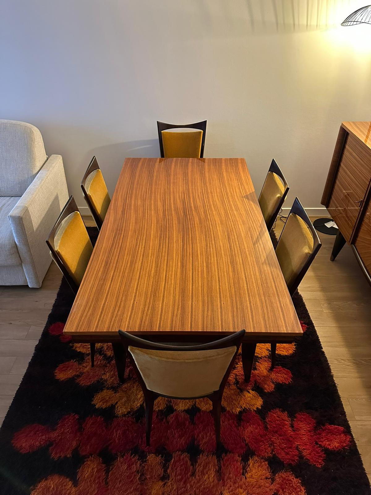 Table en bois marqueté + 6 chaises velour et bois