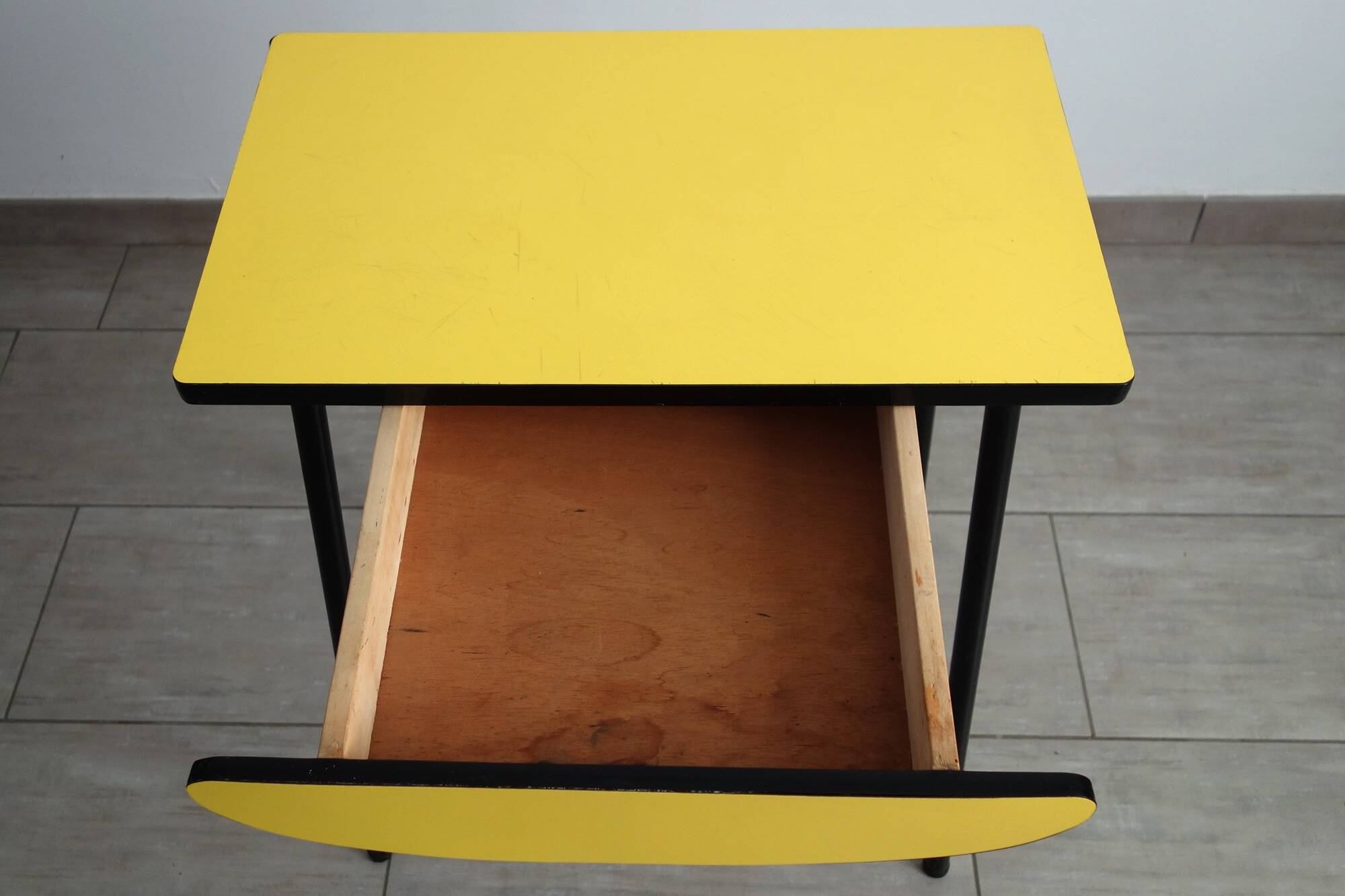 Petite table en formica jaune vintage