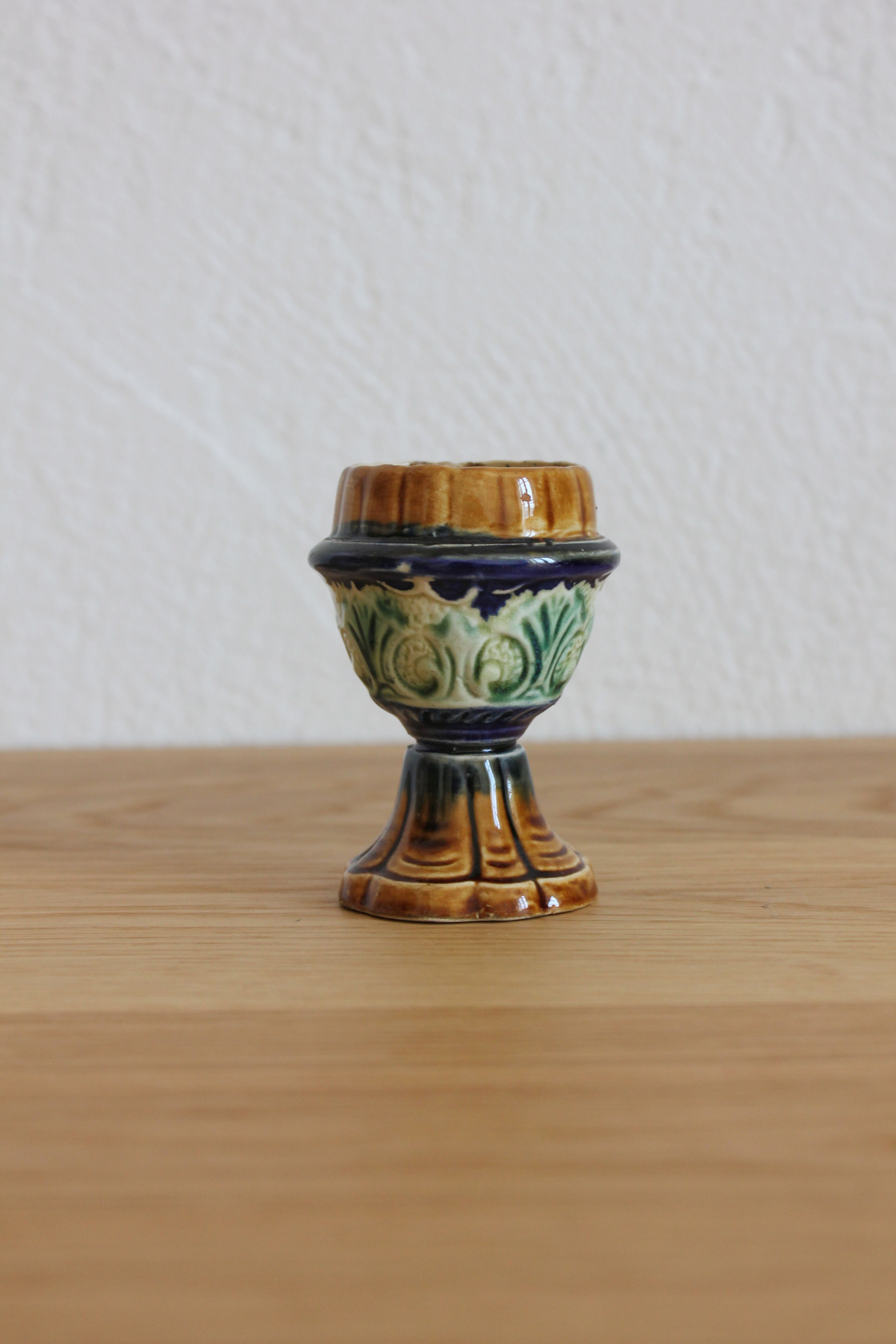 Late 19th-century earthenware egg cup in slipware