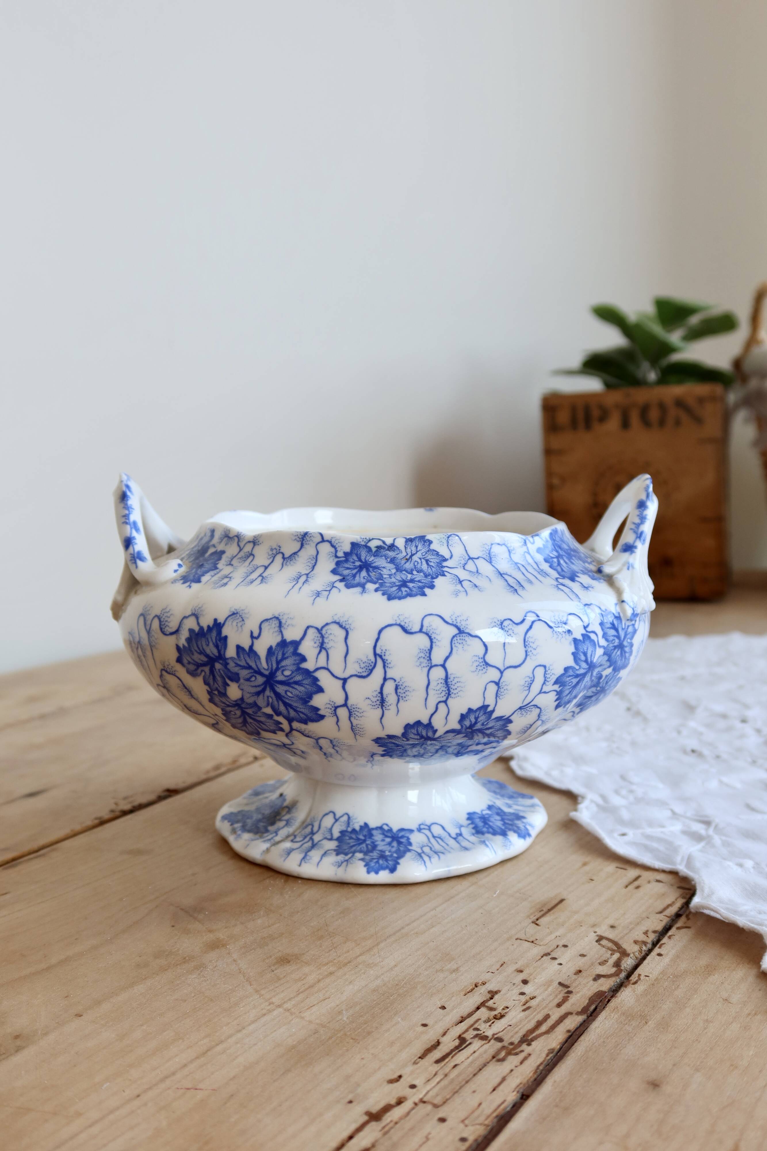 Small vintage vegetable dish English faience Feldspath